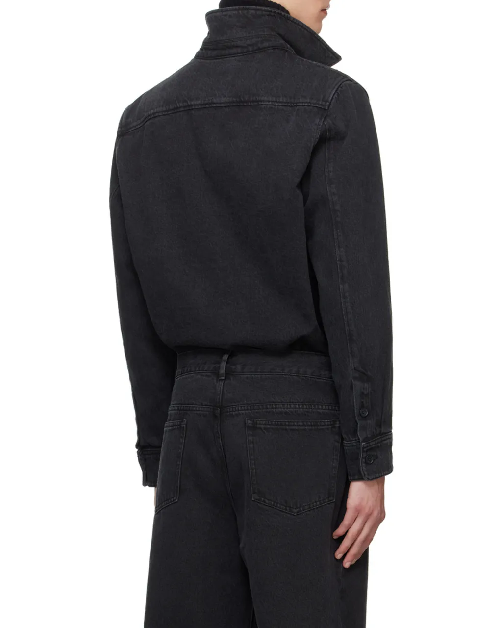 Long-Sleeved Buttoned Shirt