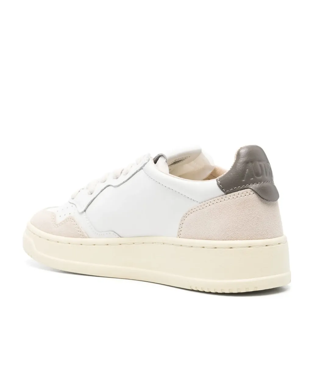 Medalist Round Toe Low Sneakers
