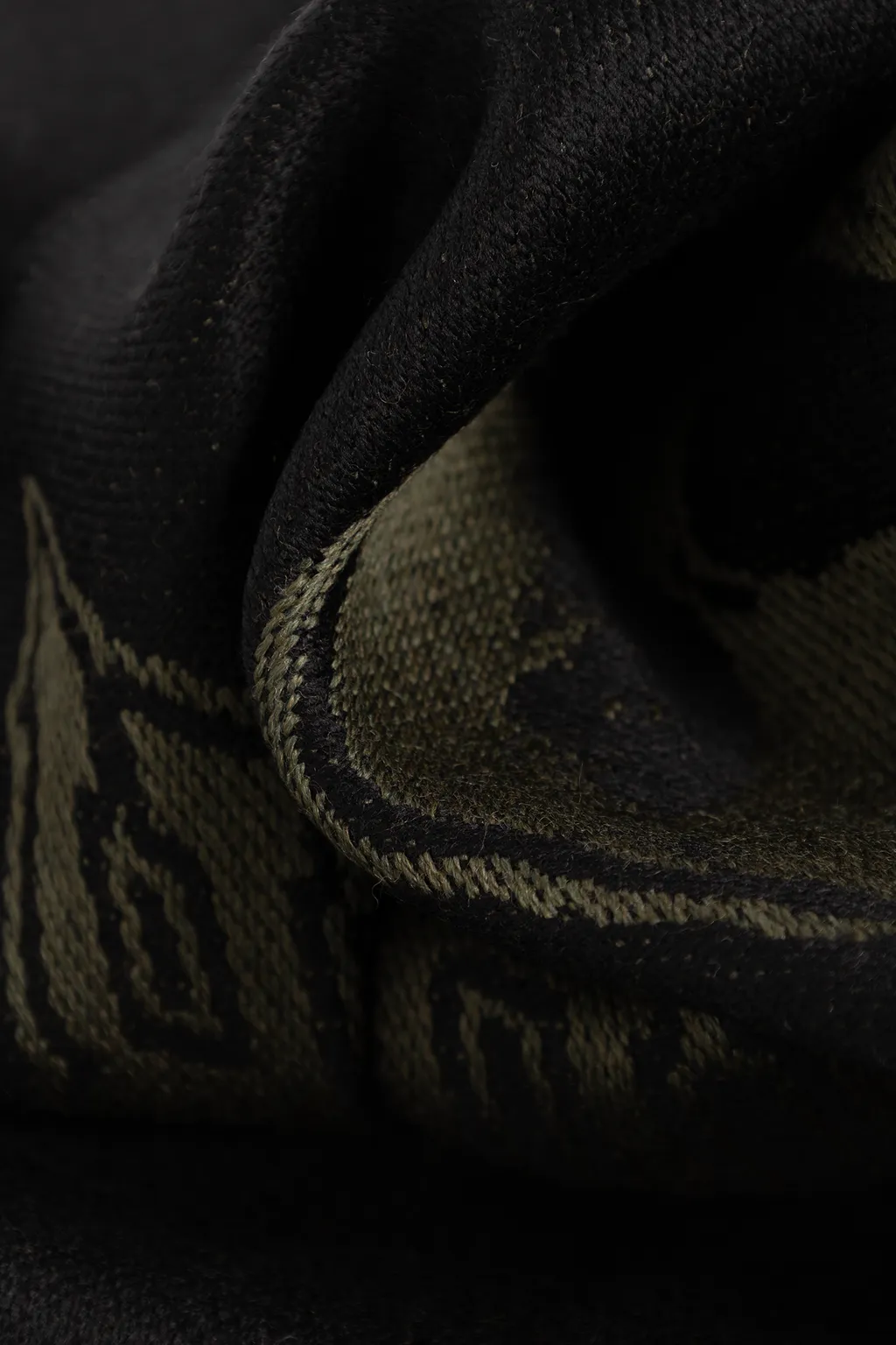 Logo Intarsia Knitted Fringed Scarf
