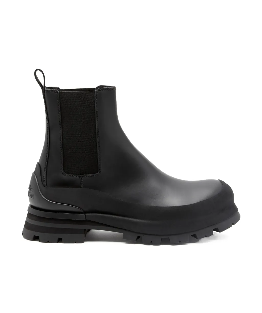 Wander Round-Toe Chelsea Boots