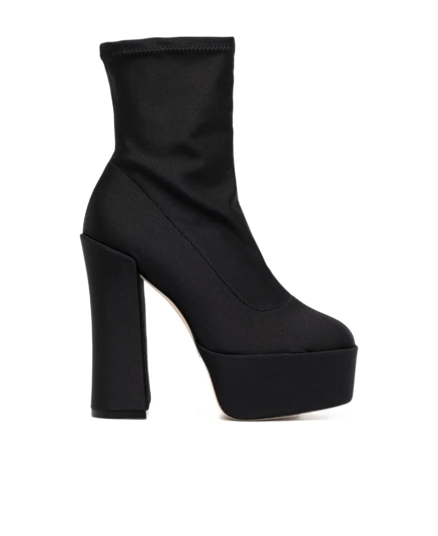 Block-Heeled Round-Toe Boots