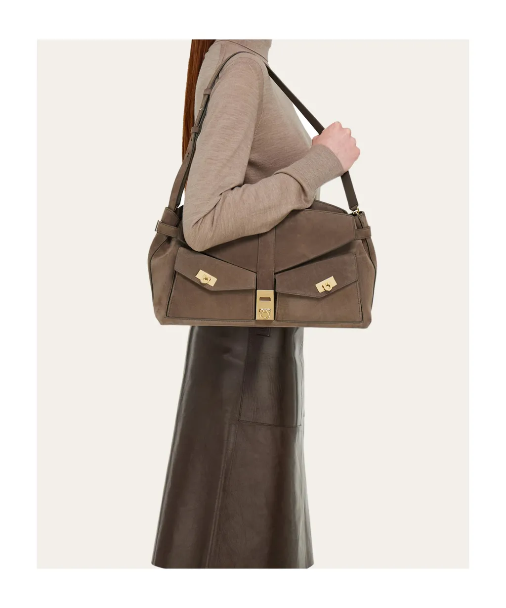 Multipocket Hug Crossbody Bag