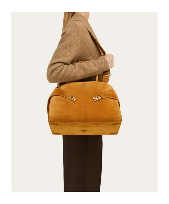 Hug Medium Handbag