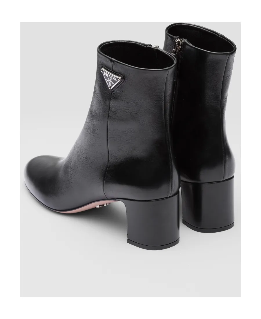 Logo Plaque Rounded Toe Boots