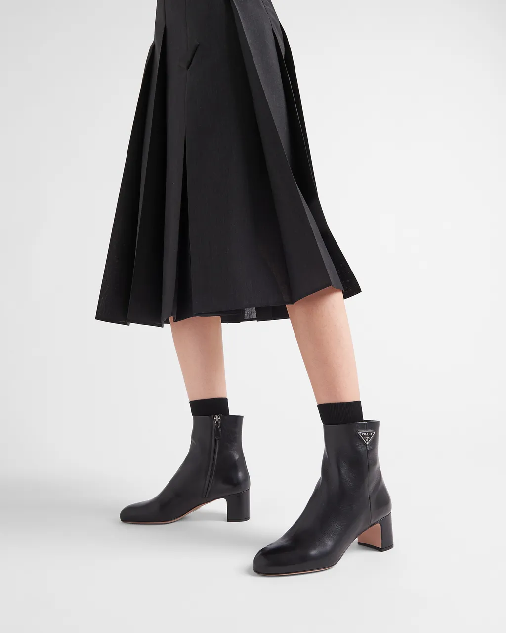 Logo Plaque Rounded Toe Boots