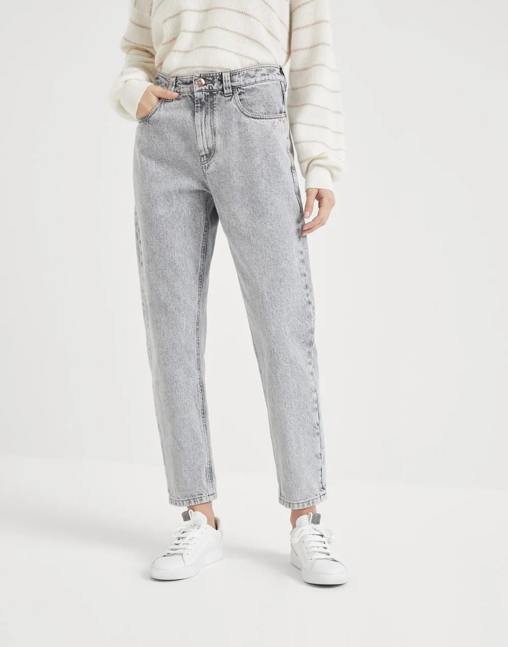 Button Detailed Tapered Jeans