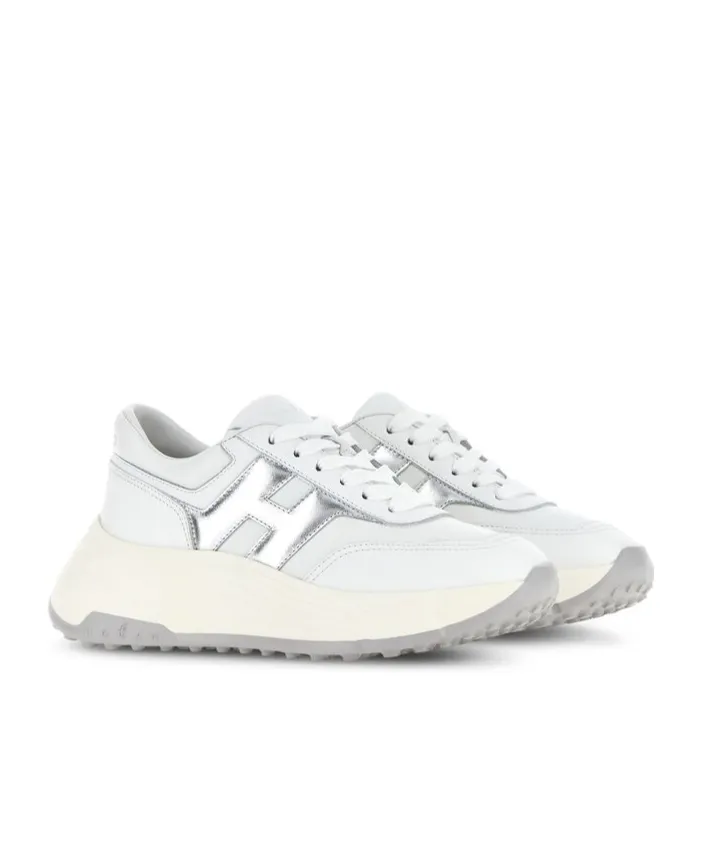 Logo Patch Round Toe Sneakers