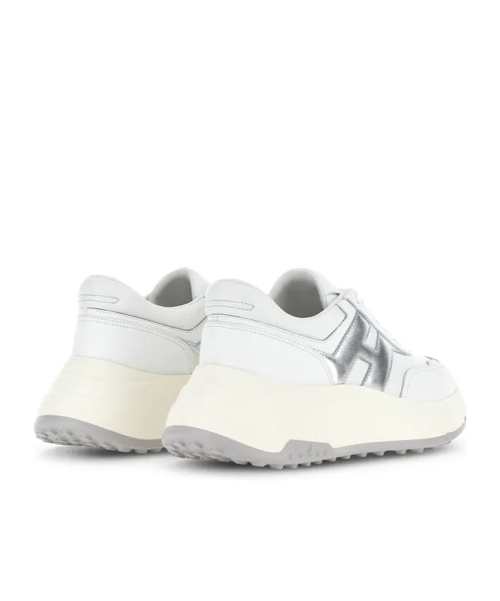 Logo Patch Round Toe Sneakers