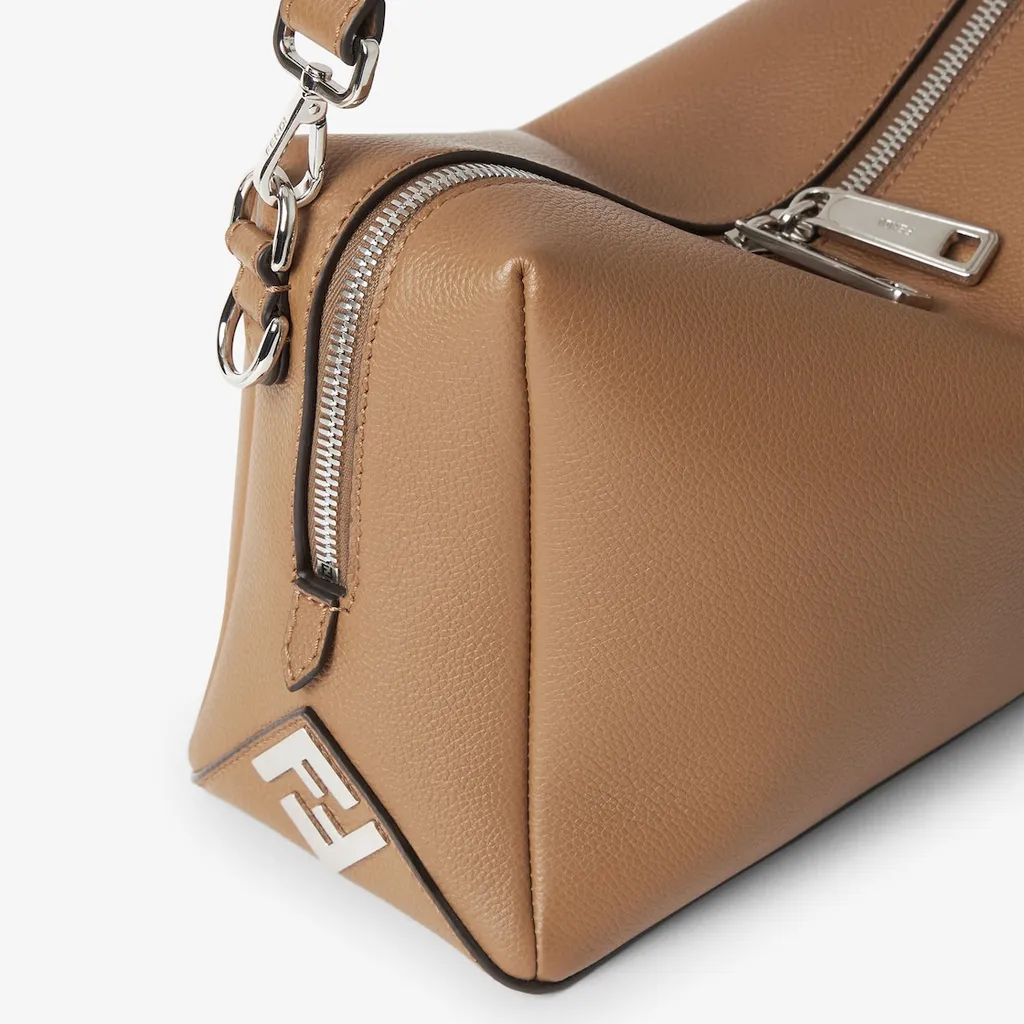 Lui Medium Shoulder Bag