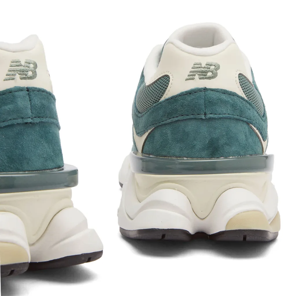 9060 Sneakers