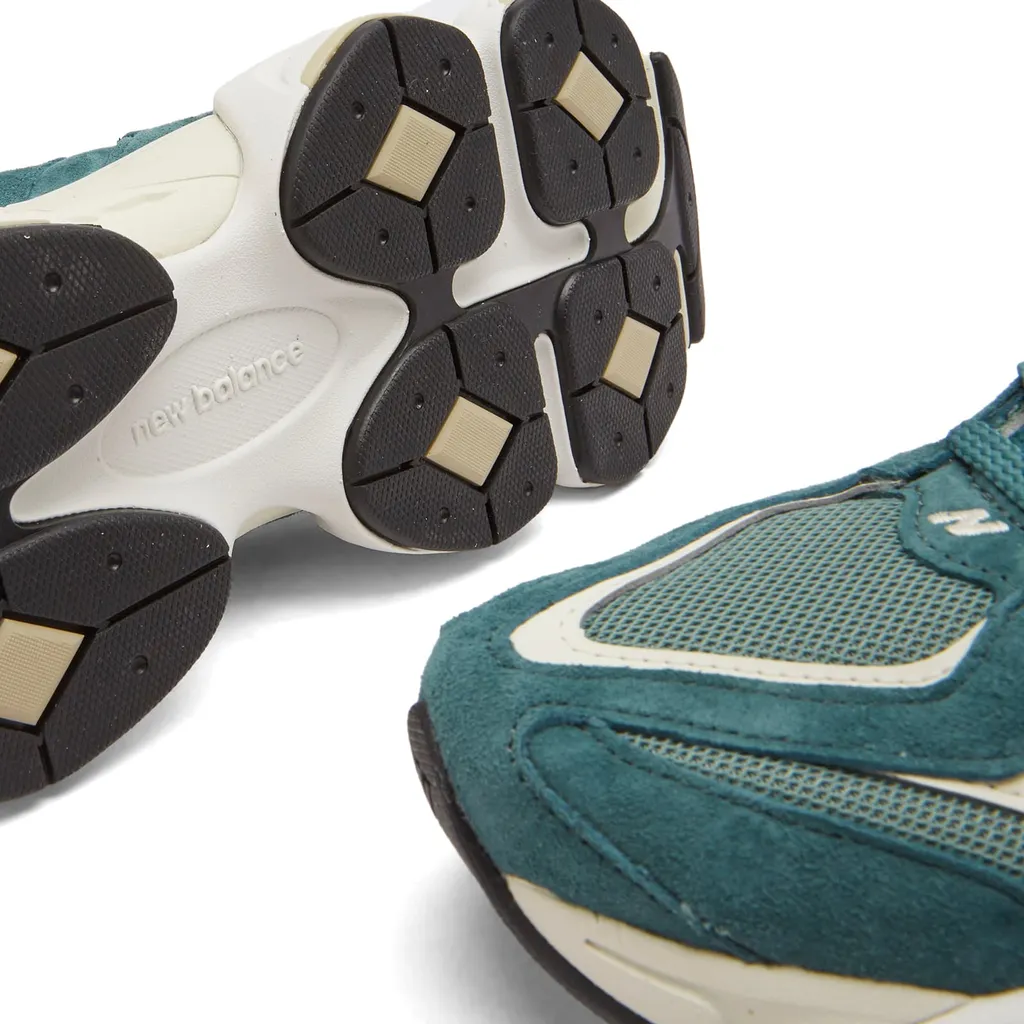 9060 Sneakers