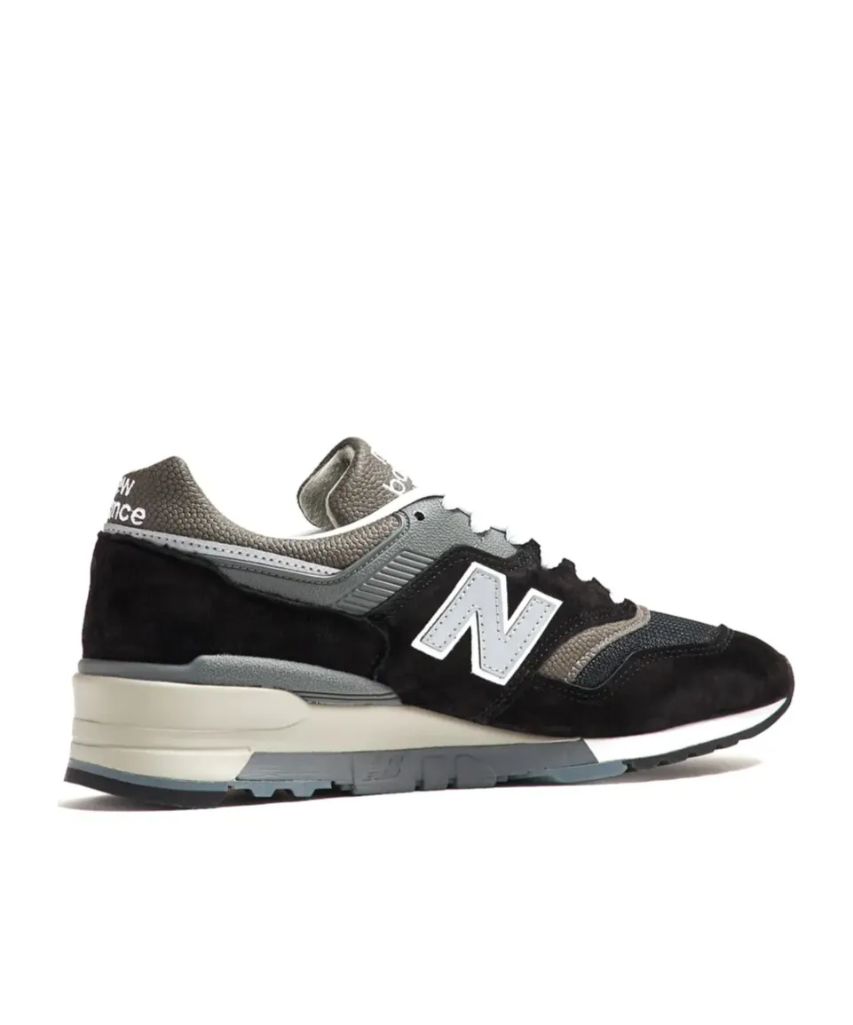991V2 Lace-Up Sneakers