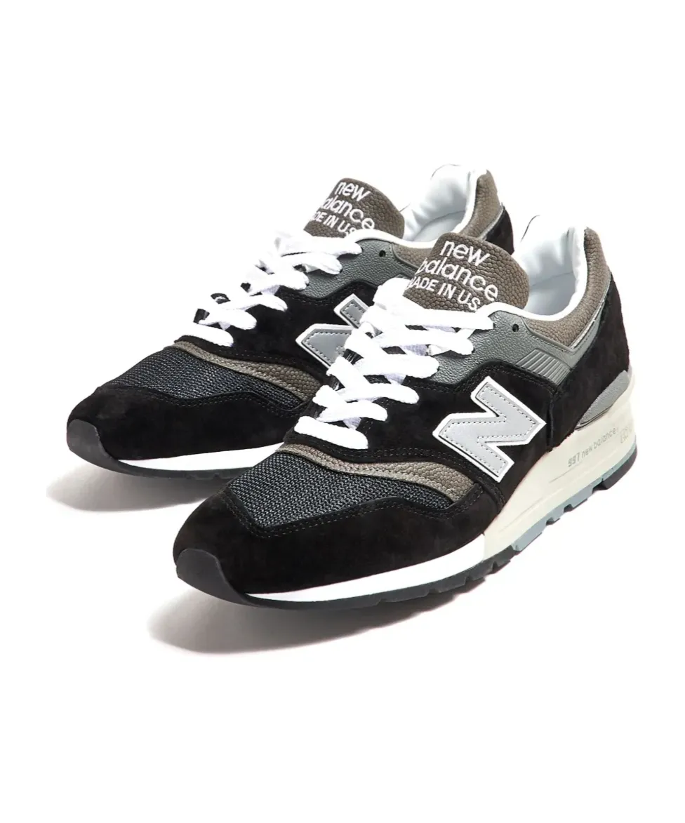 991V2 Lace-Up Sneakers