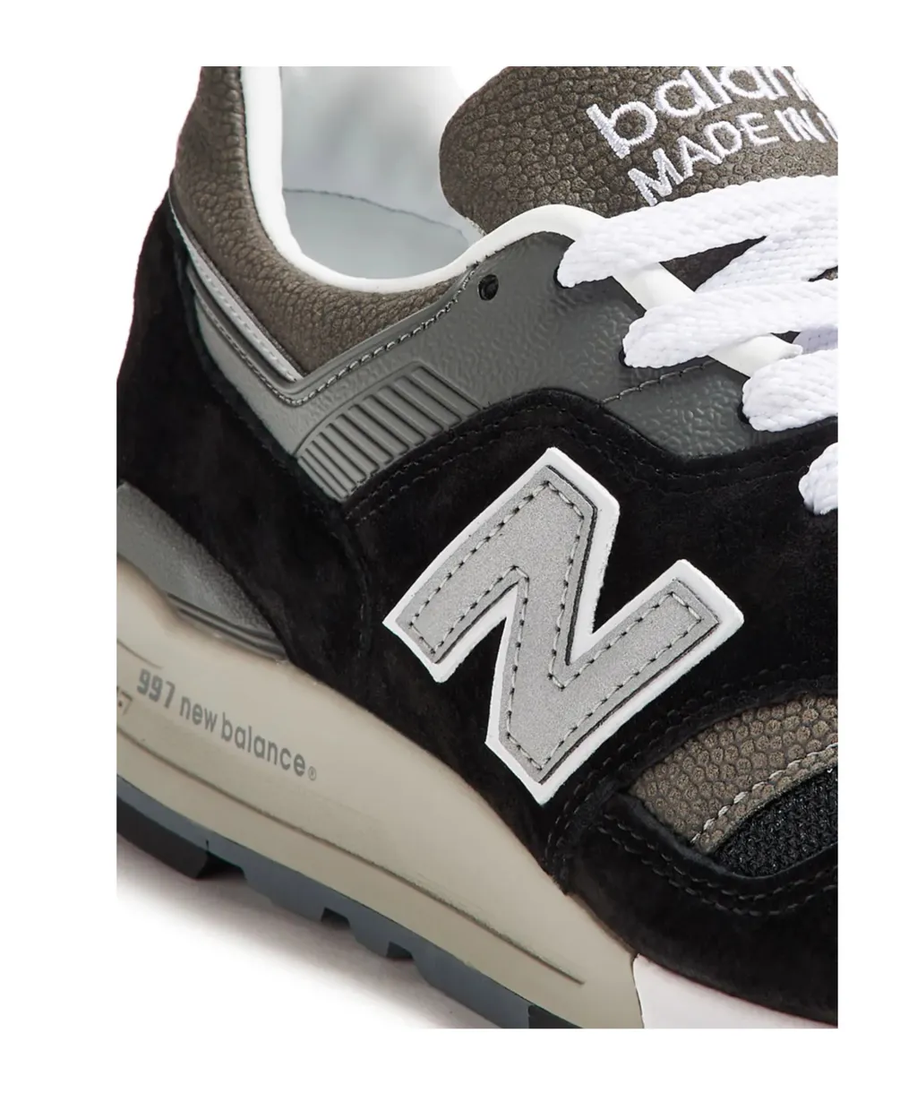 991V2 Lace-Up Sneakers