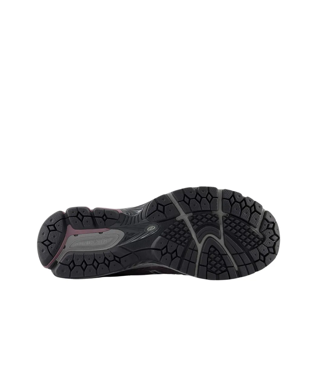 860V2 Lace-Up Sneakers