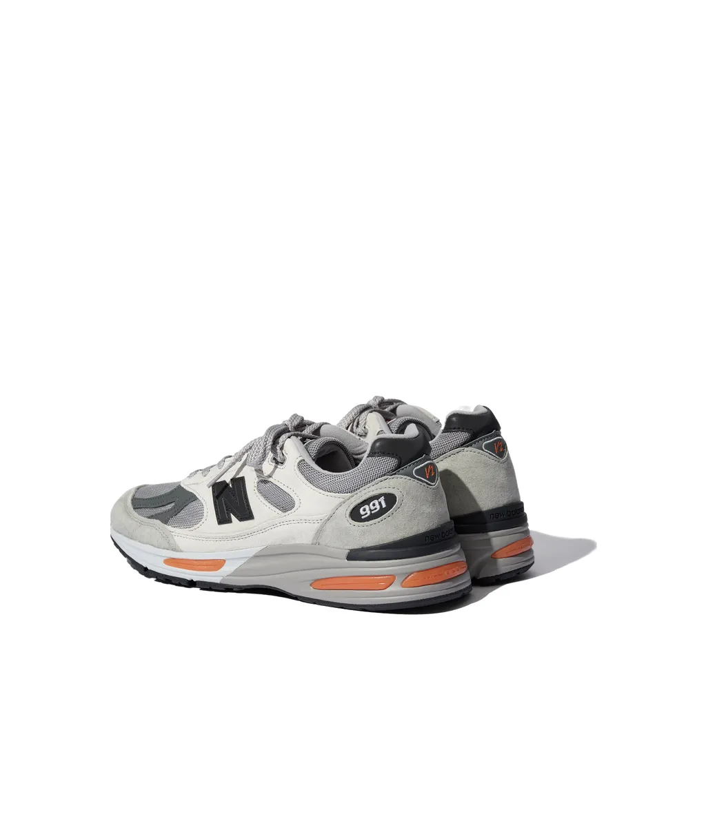 991V2 Lace-Up Sneakers