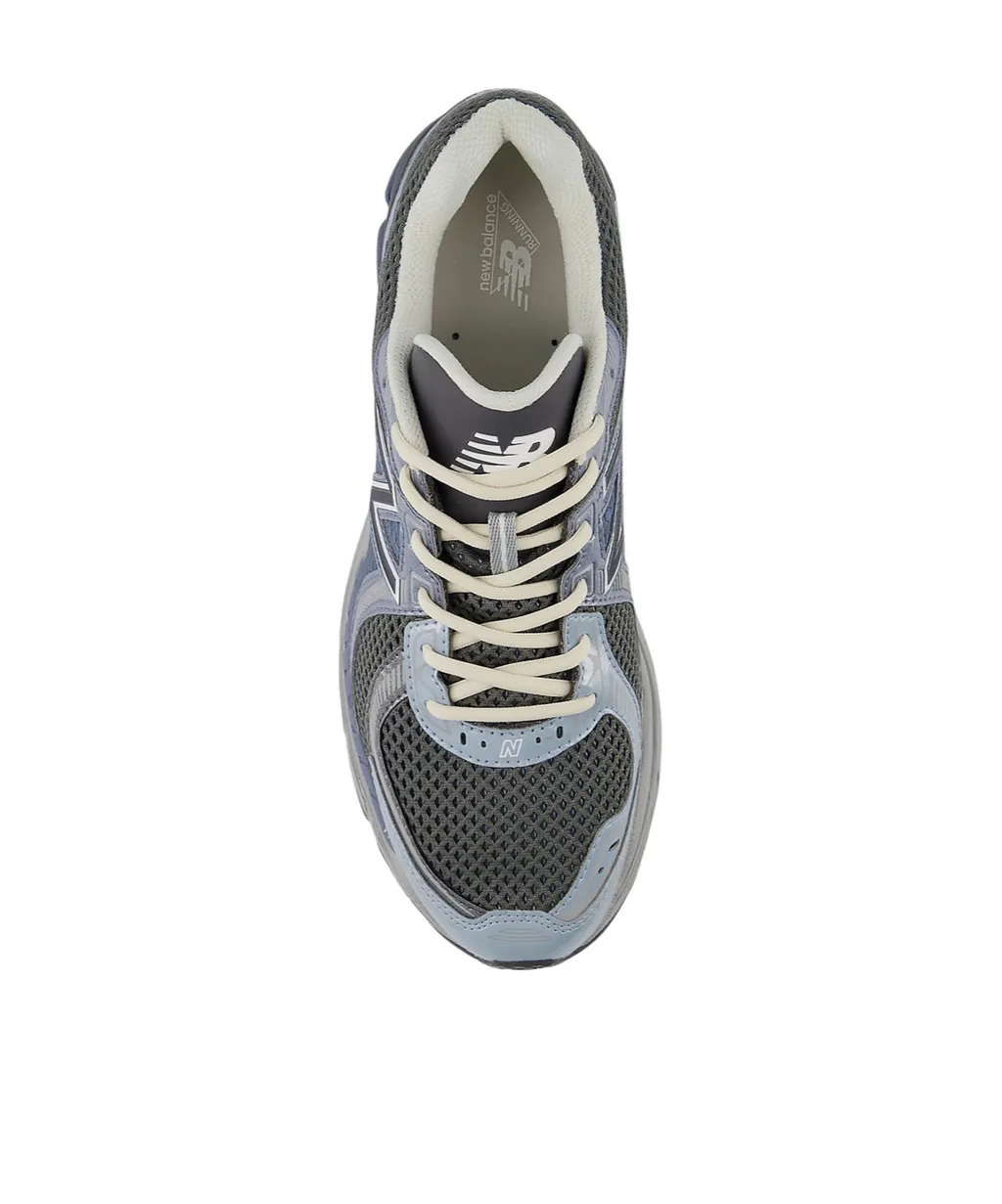 860V2 Lace-Up Sneakers