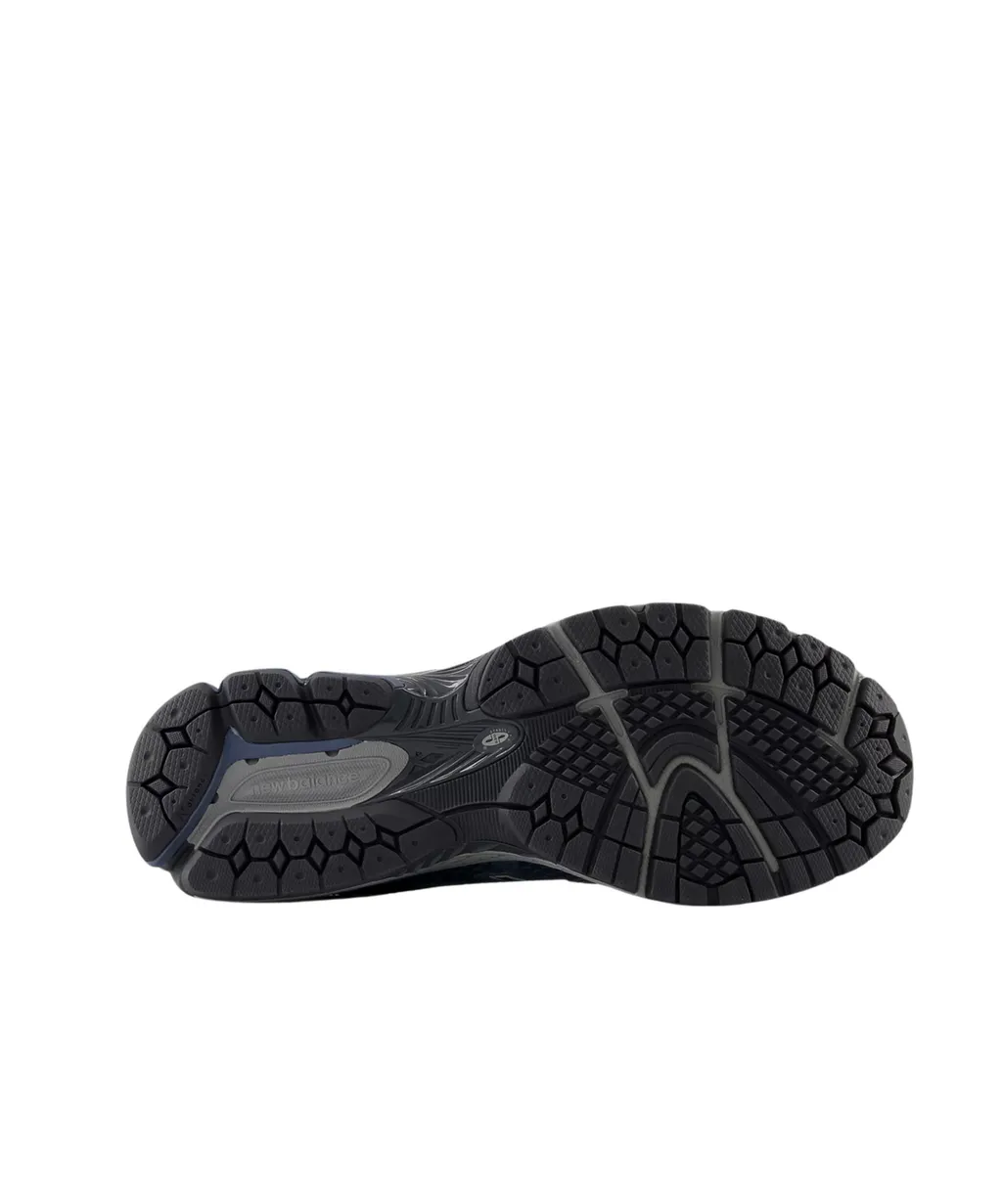 860V2 Lace-Up Sneakers