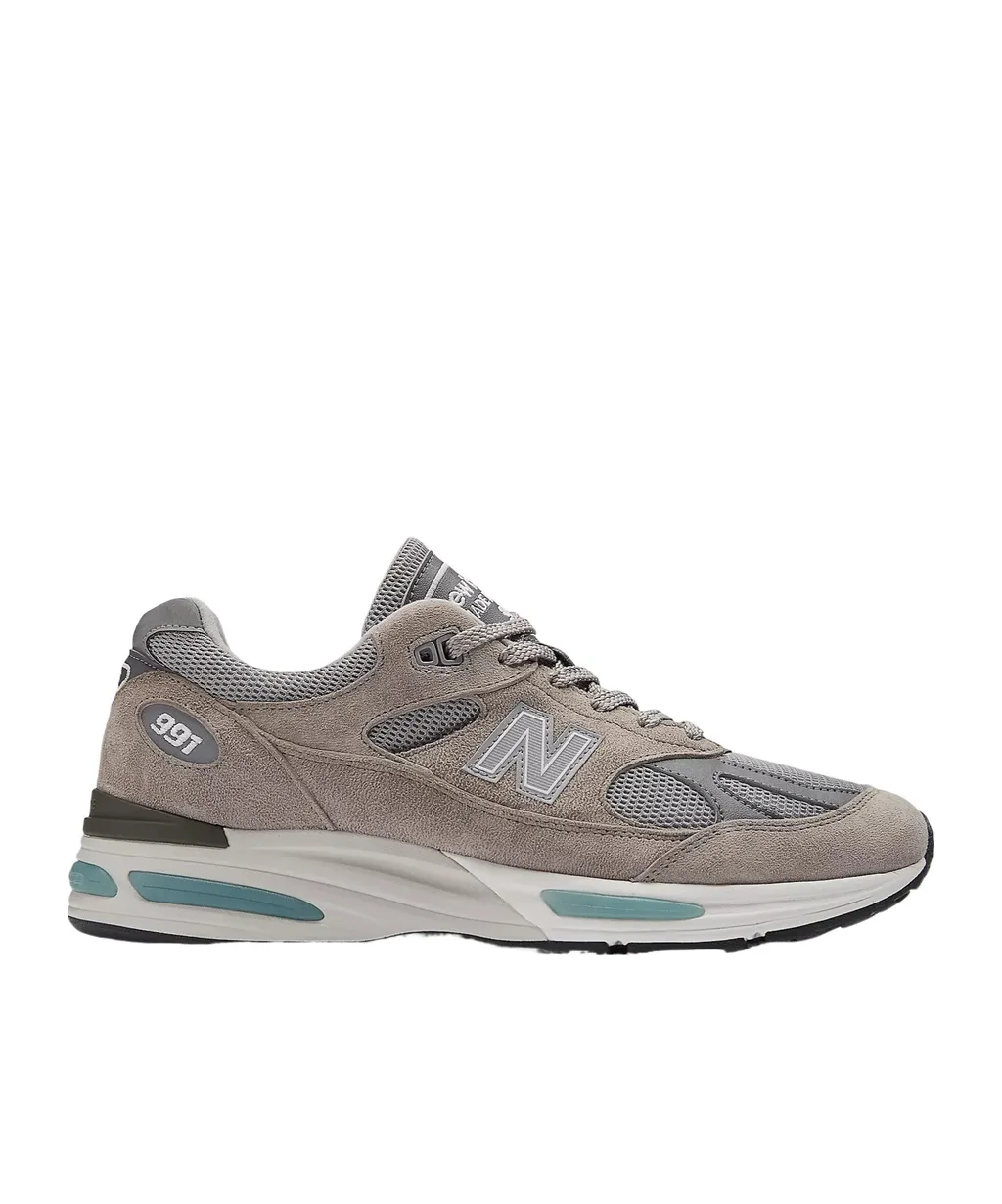 991V2 Lace-Up Sneakers