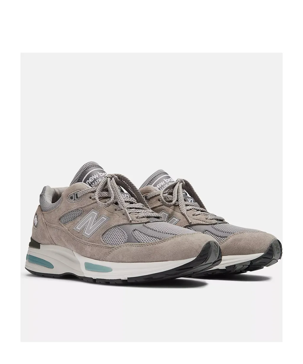 991V2 Lace-Up Sneakers