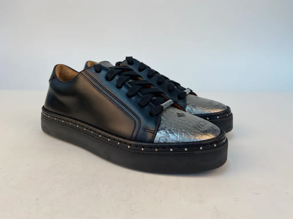 Logo Details Casual Sneakers