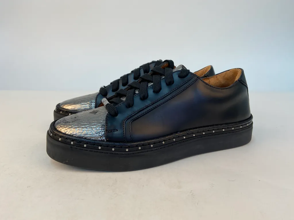 Logo Details Casual Sneakers