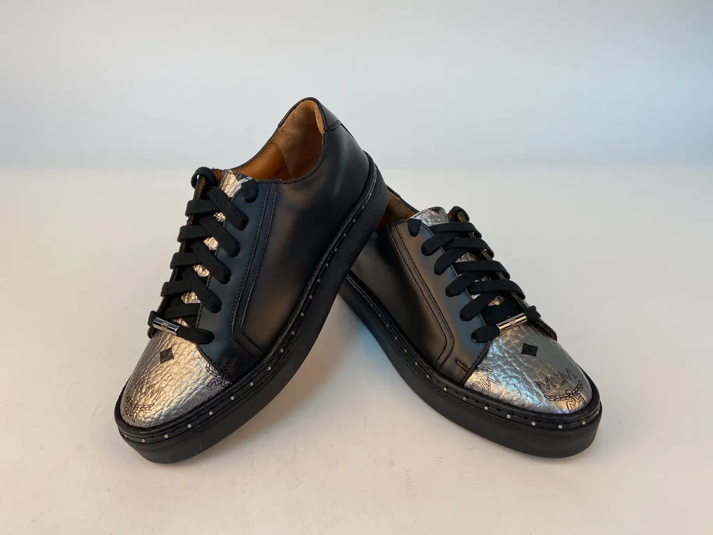 Logo Details Casual Sneakers