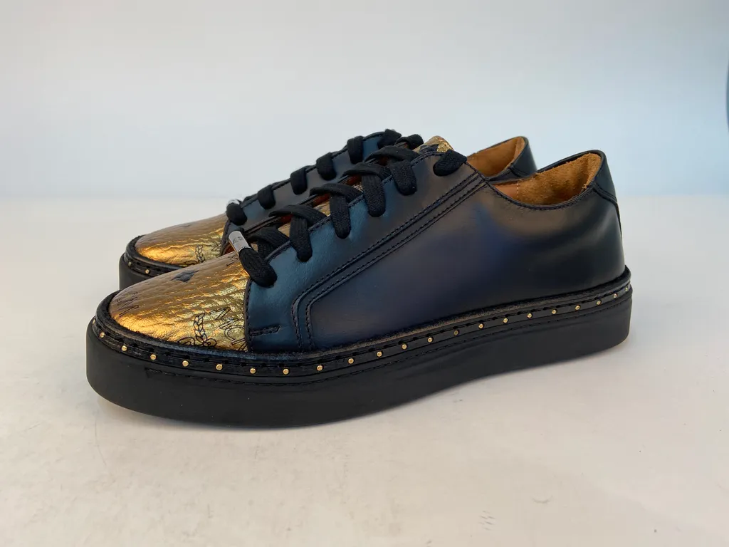 Logo Details Casual Sneakers