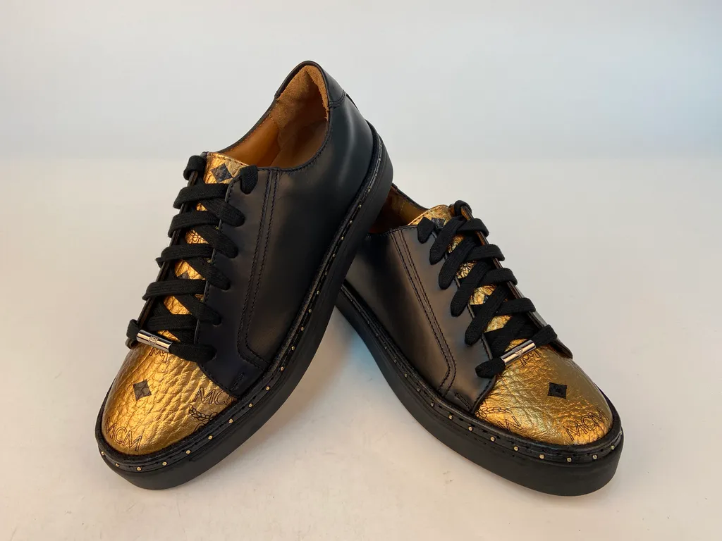 Logo Details Casual Sneakers