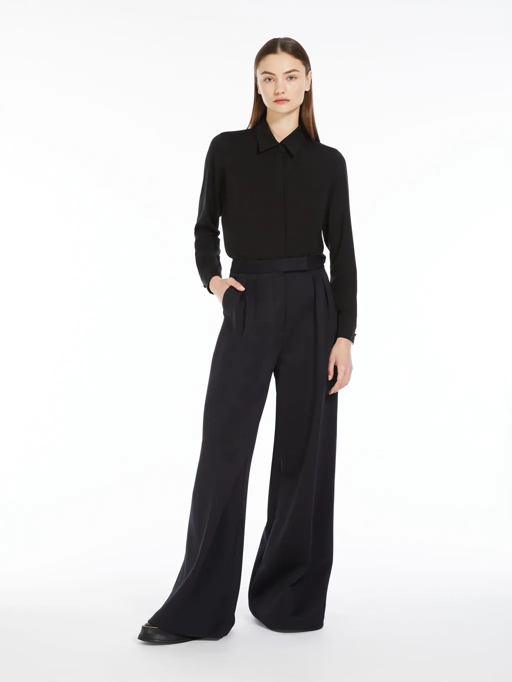 Point-Neck Long-Sleeved Shirt