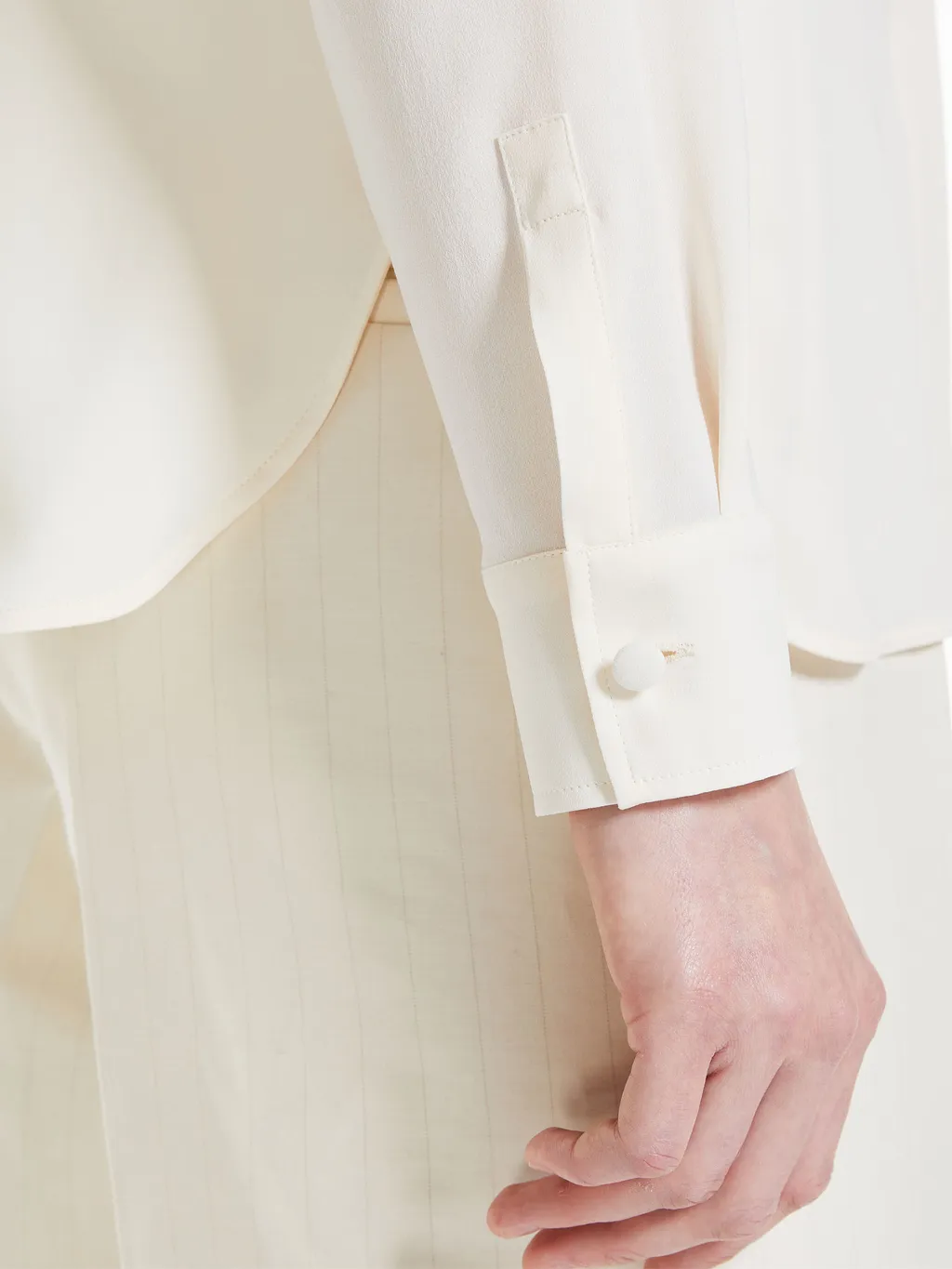 Point-Neck Long-Sleeved Shirt