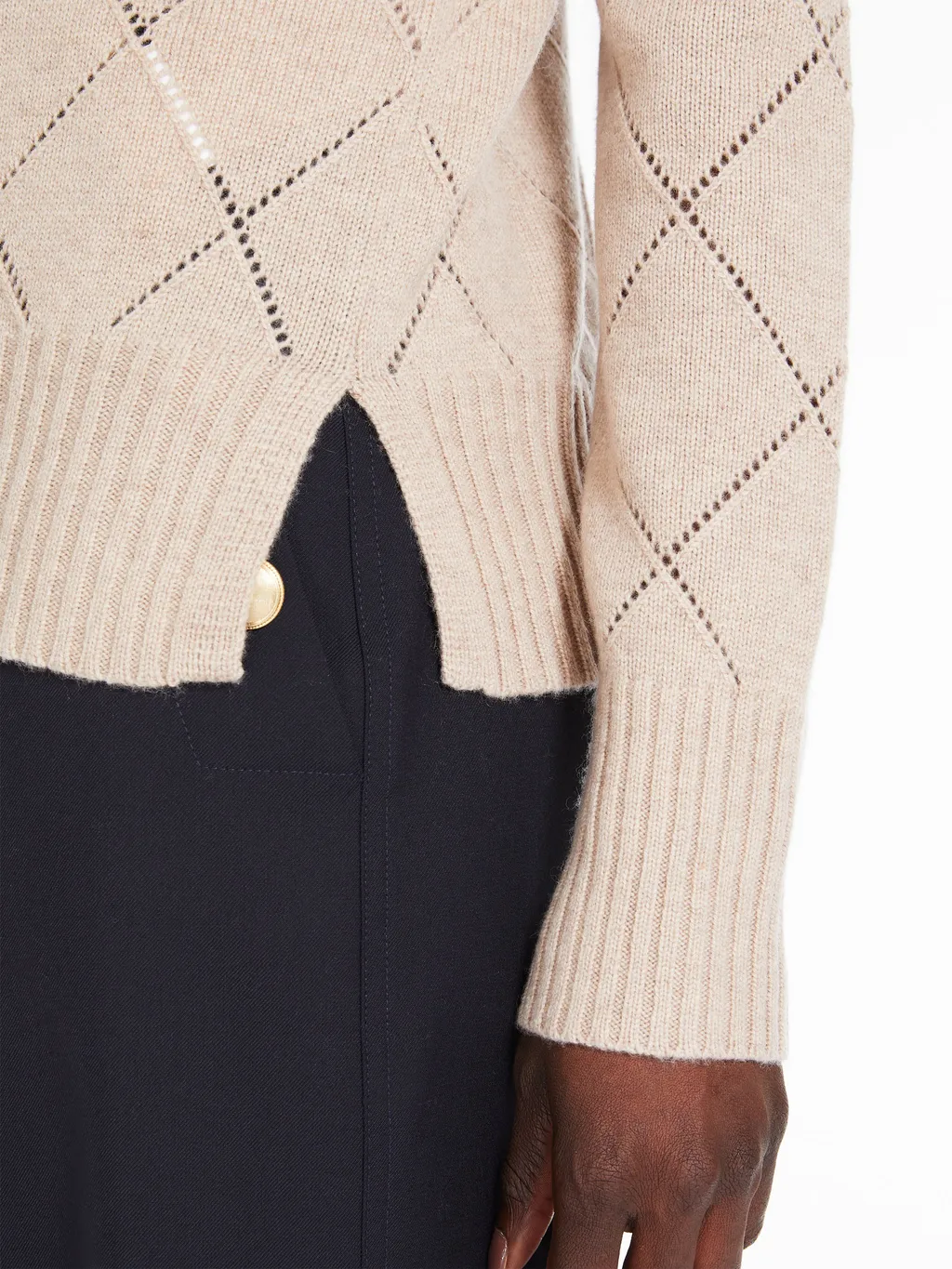 Round-Neck Long-Sleeved Sweater