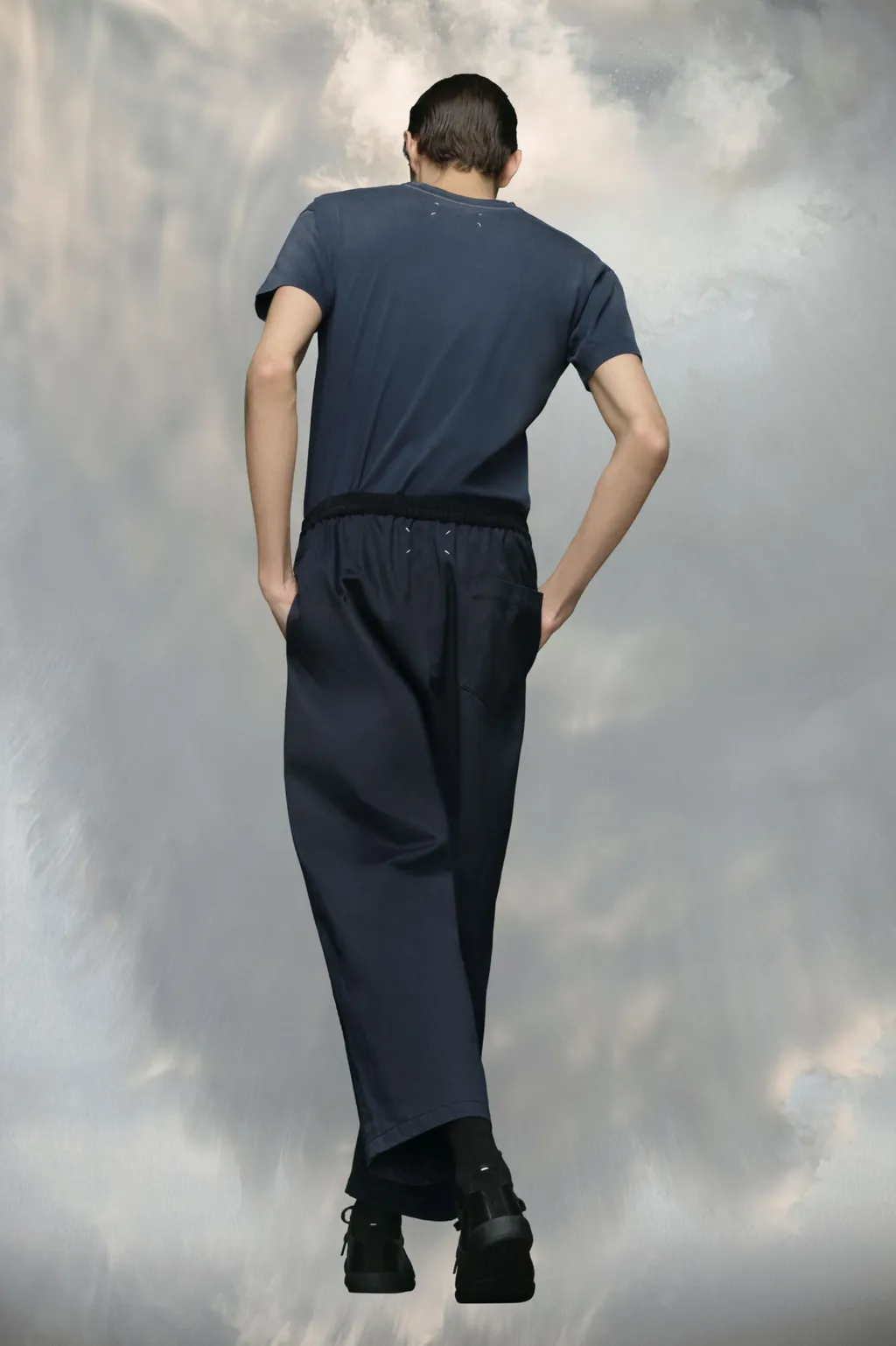 Pleated Loose-Fit Cropped Pants