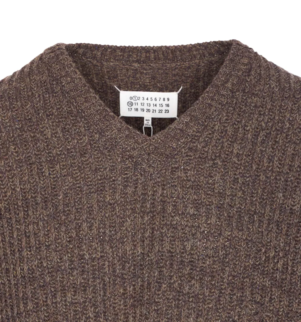 Long-Sleeved V-Neck Jumper