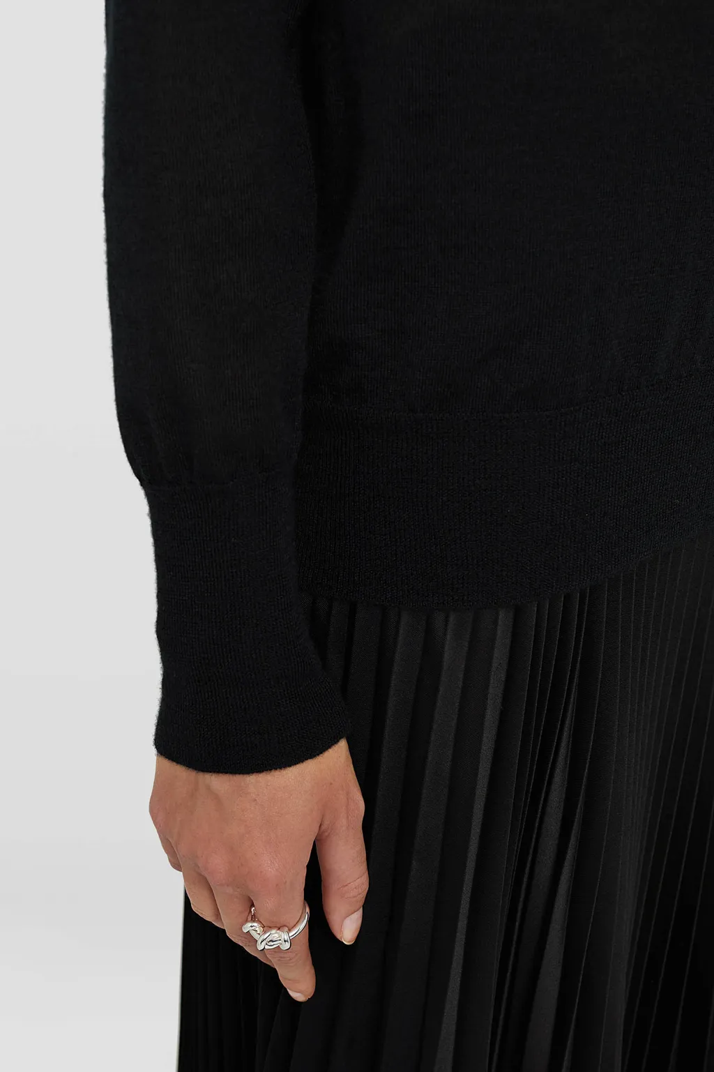 Long Sleeved V-Neck Knitted Top