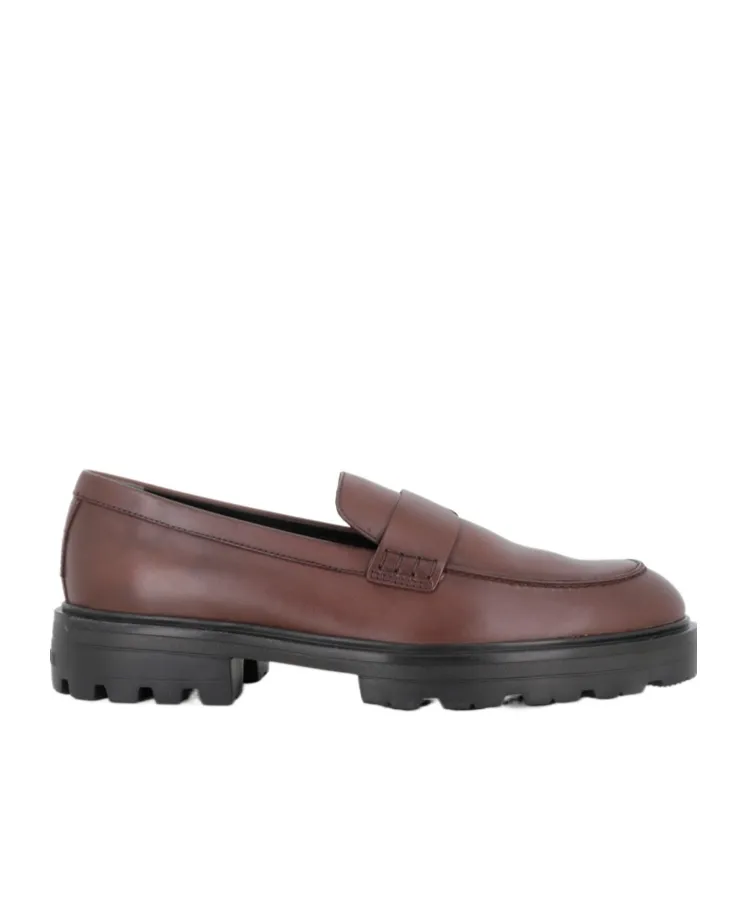 H673 Round-Toe Loafers