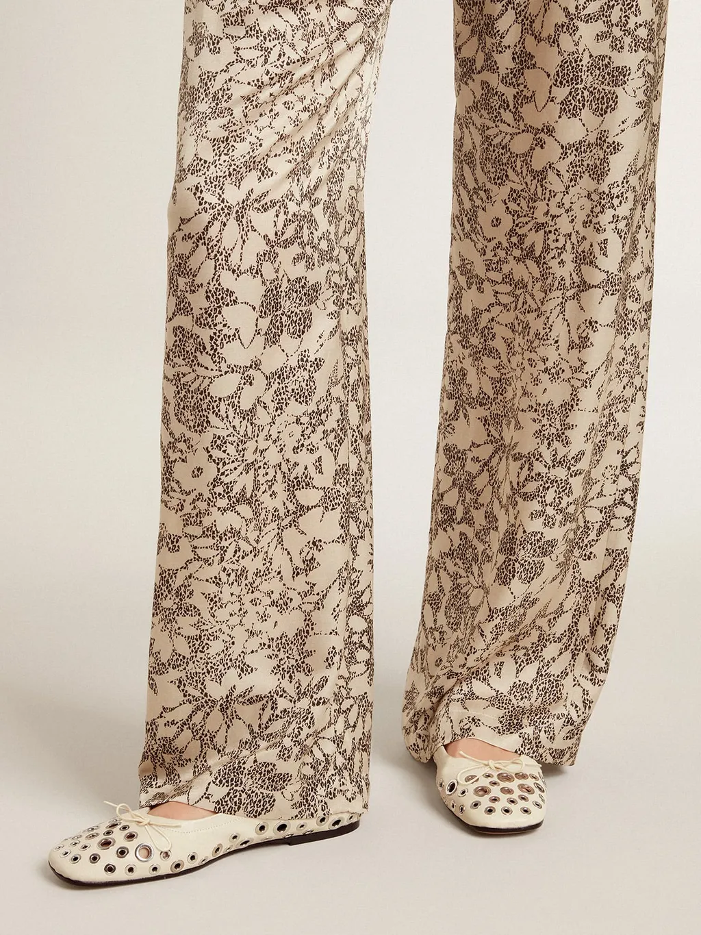 Eyelets Detailed Flat Shoes