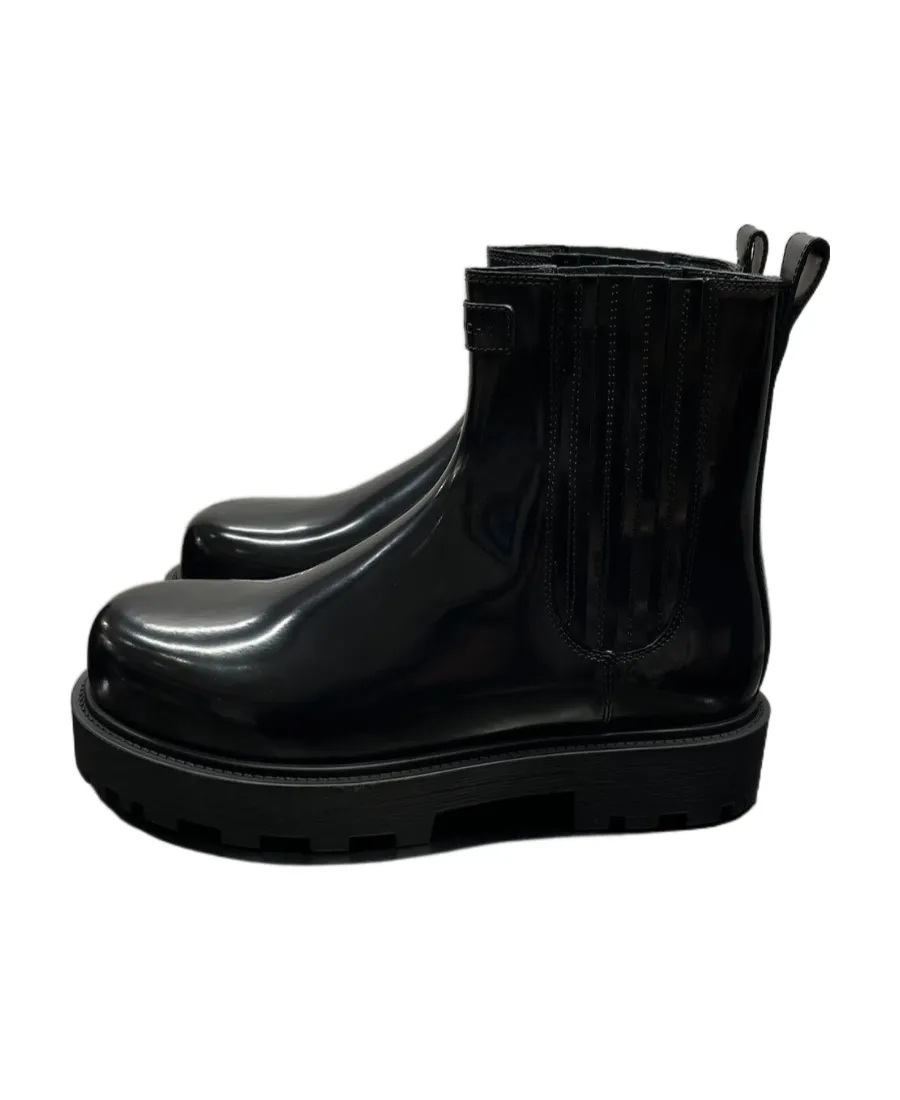 Round-Toe Slip-On Chelsea Boots