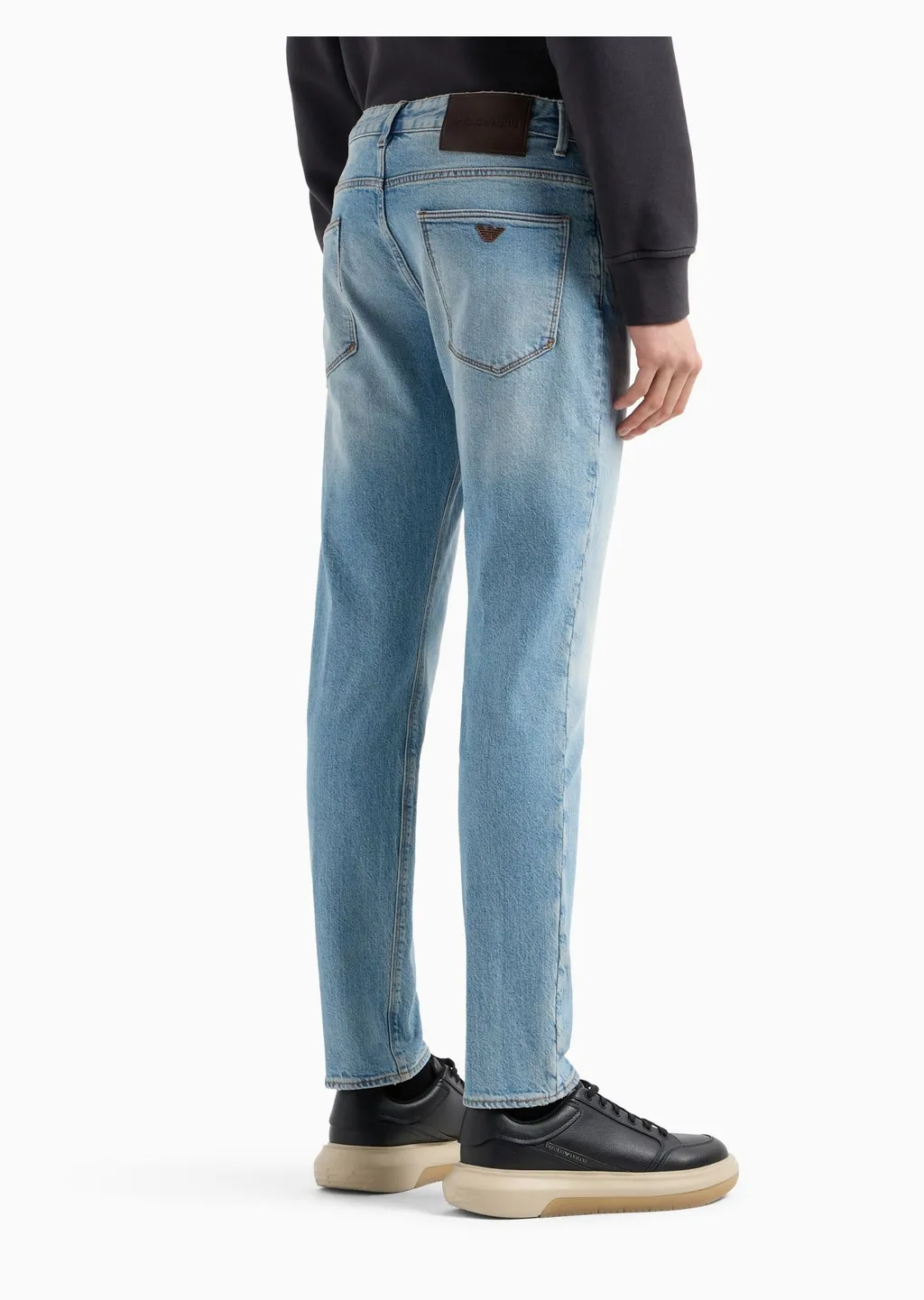 J06 Whiskering Effect Jeans