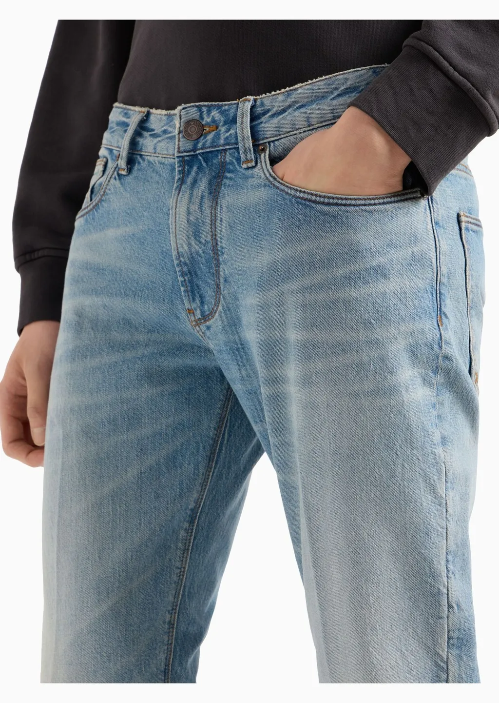 J06 Whiskering Effect Jeans