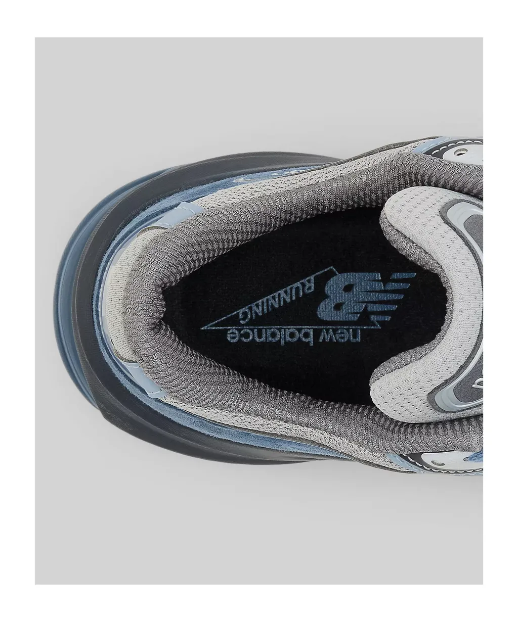 990V6 Lace-Up Sneakers