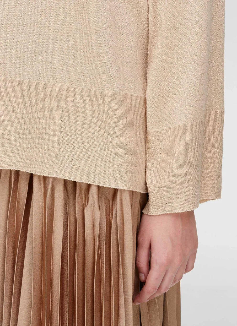 Round Neck And Long-Sleeved Sweater
