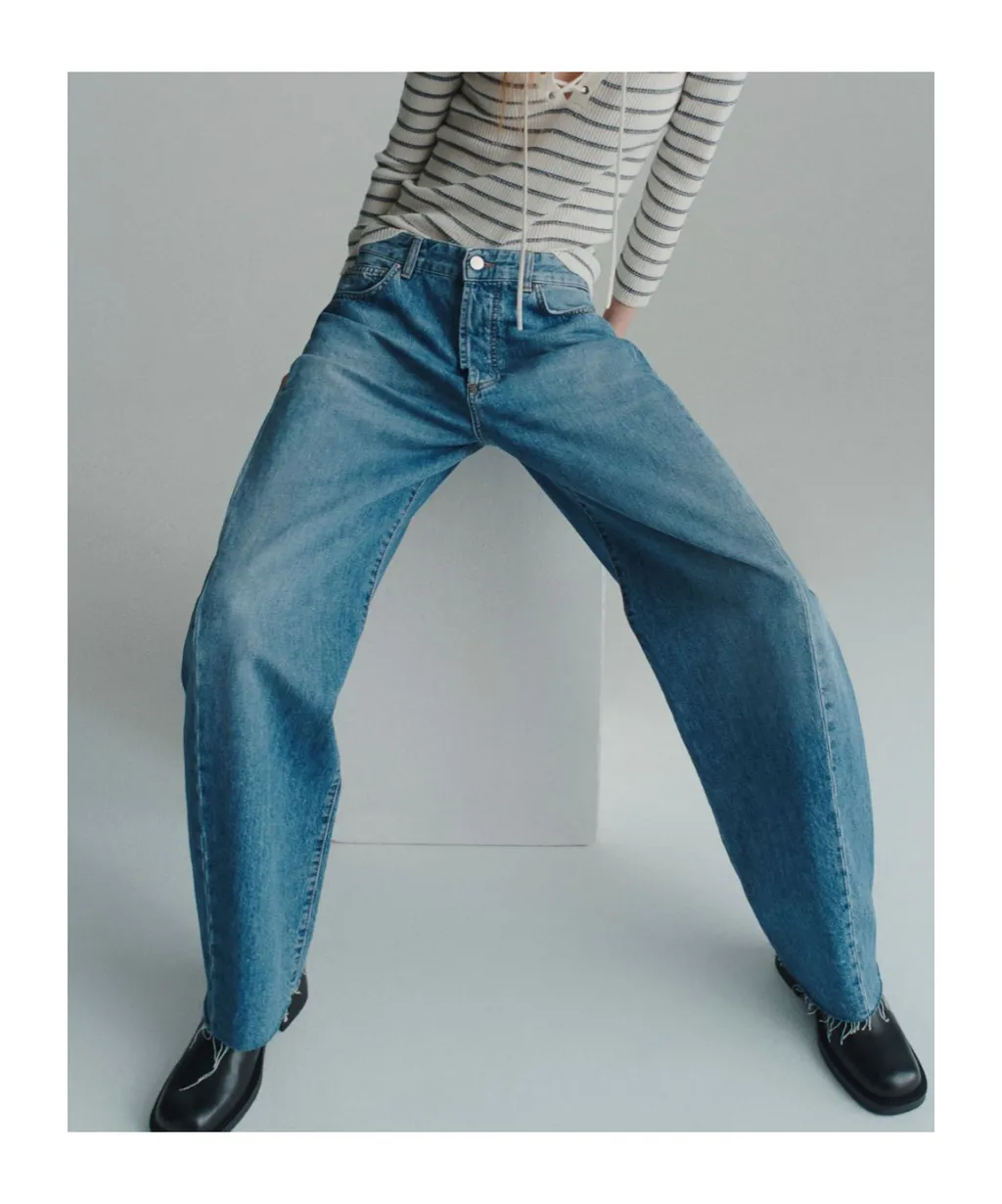 Relaxed Barrel-Leg Jeans
