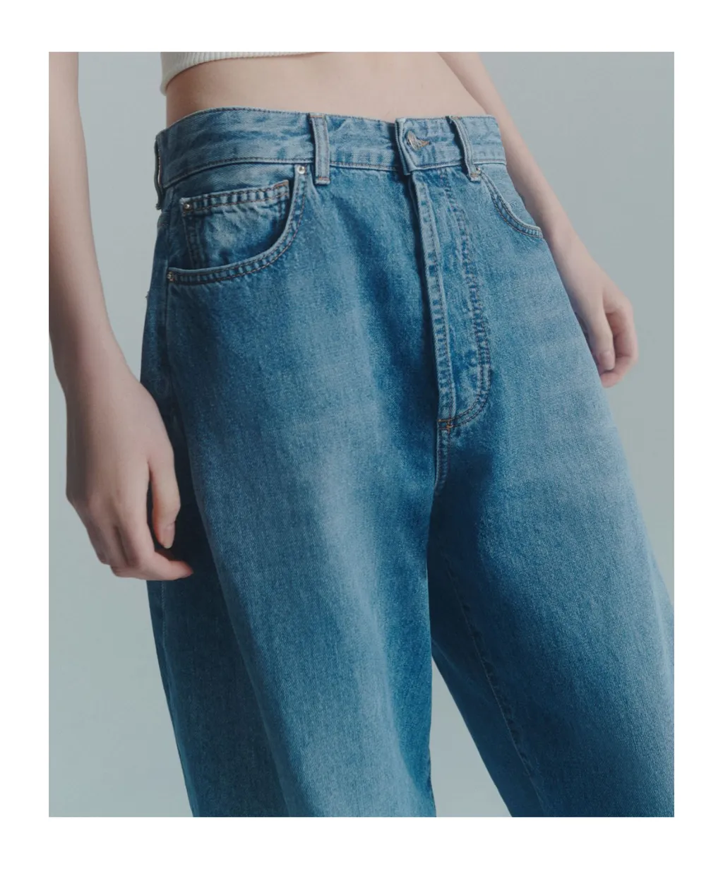 Relaxed Barrel-Leg Jeans