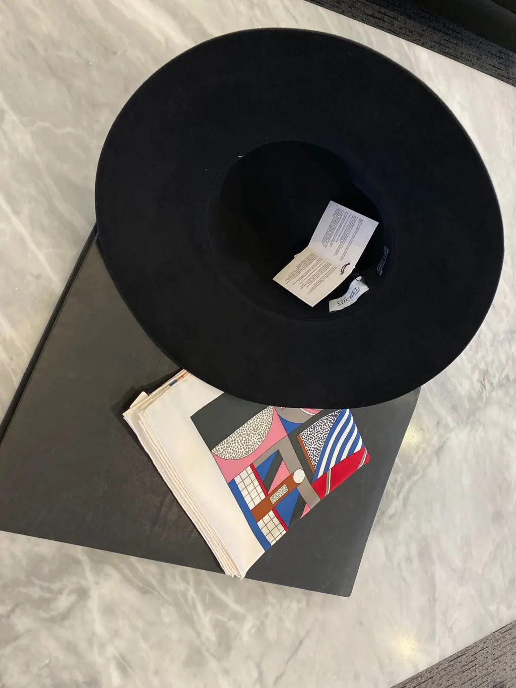 Metal Waist-Sealed Hat