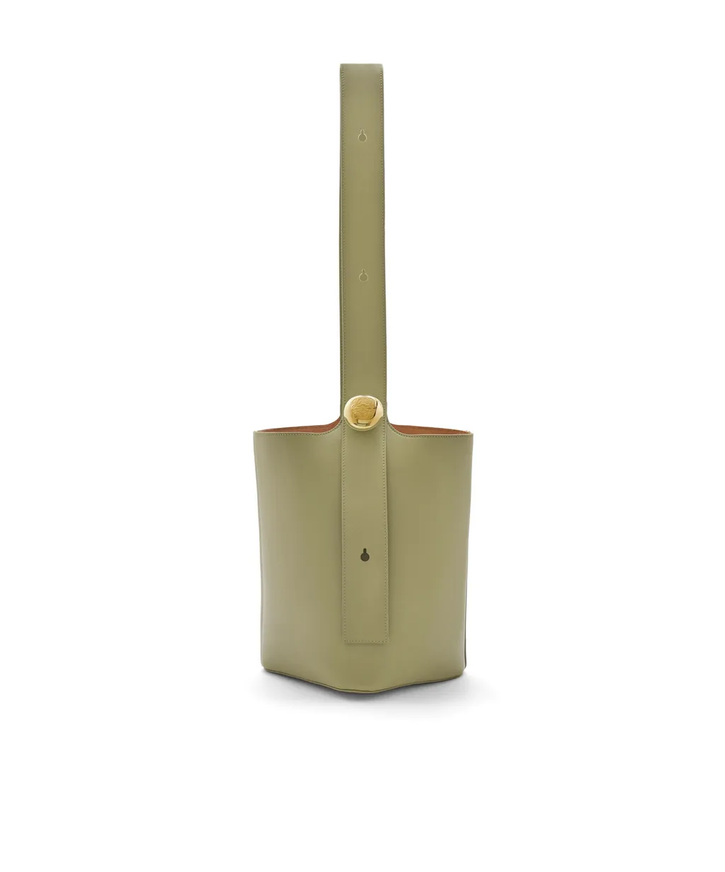 Medium Pebble Bucket In Mellow Calfskin