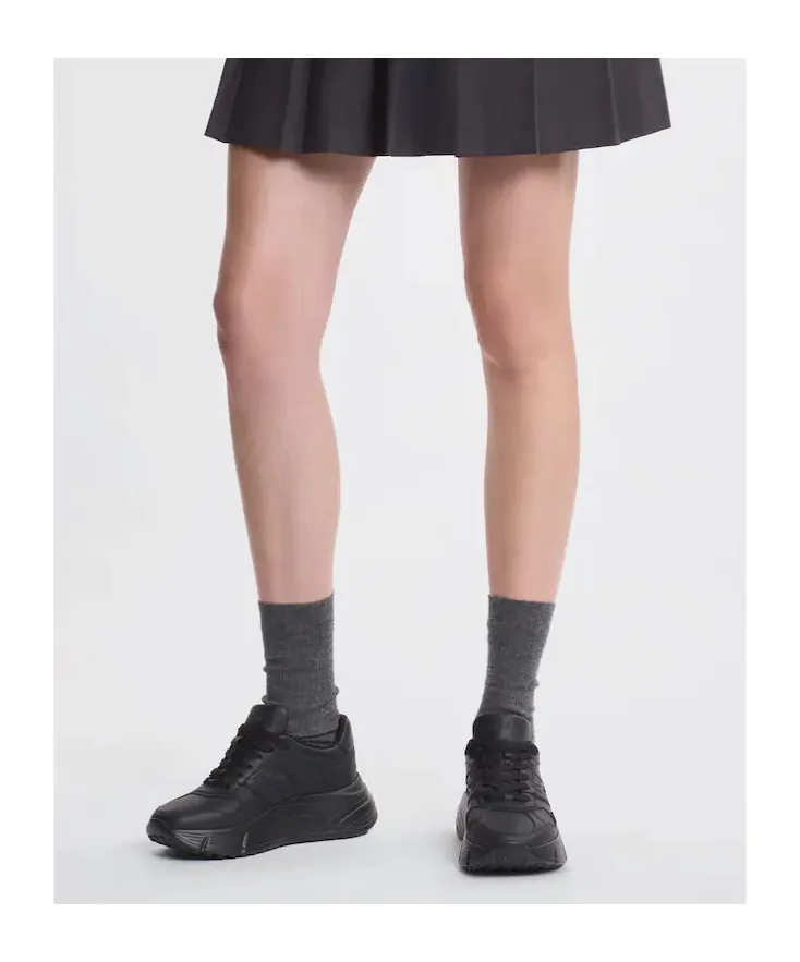 H669 Sneakers