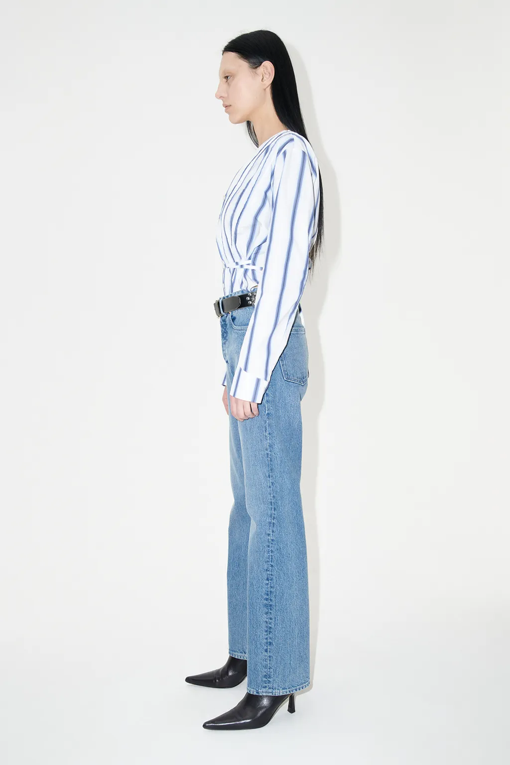 Linear Cut Straight-Leg Jeans