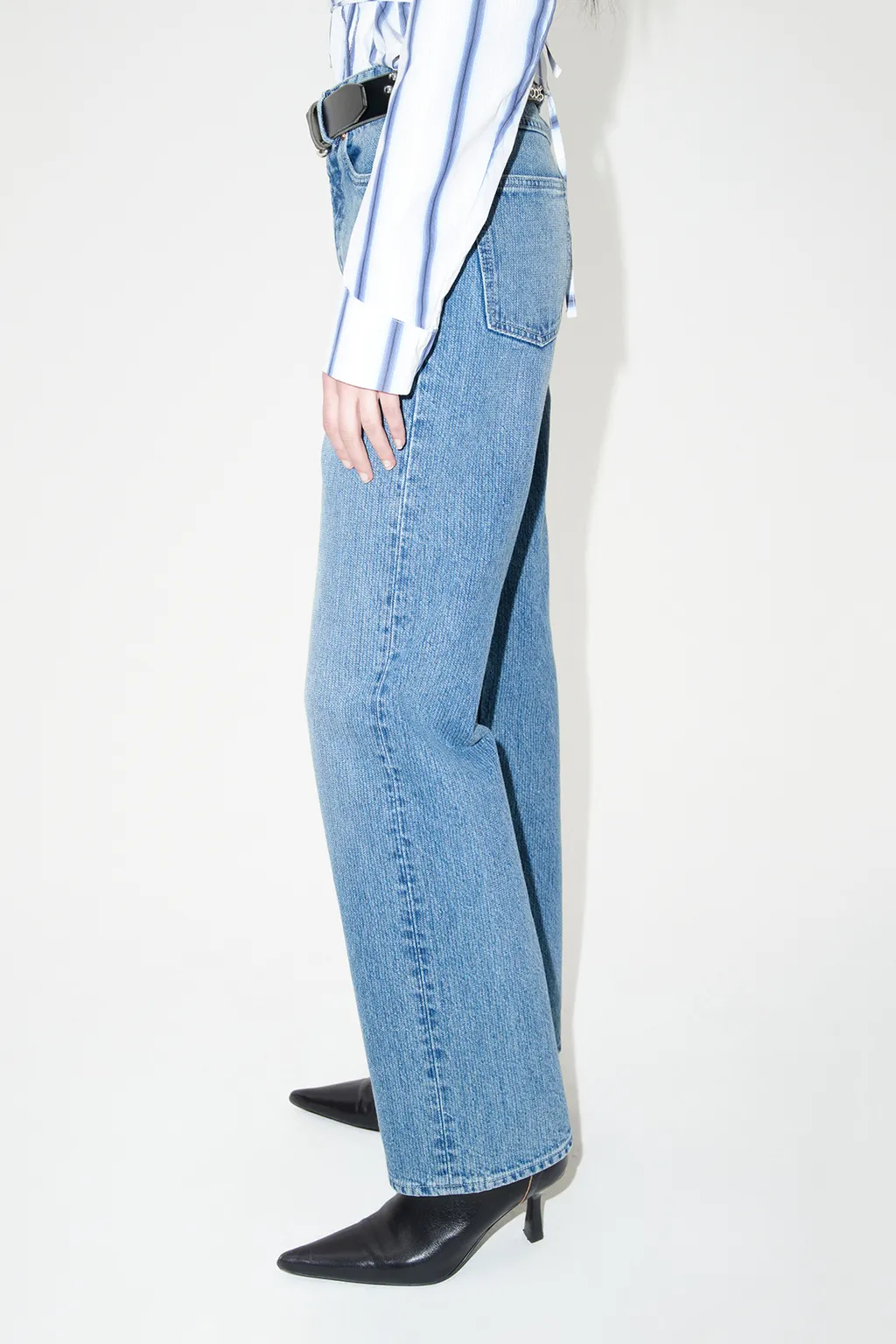 Linear Cut Straight-Leg Jeans