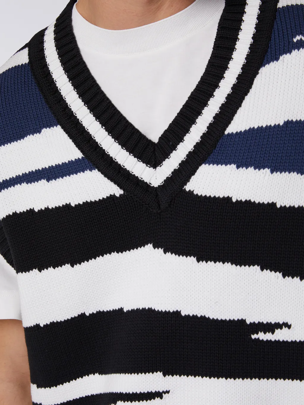 Graphic-Print V-Neck Vest